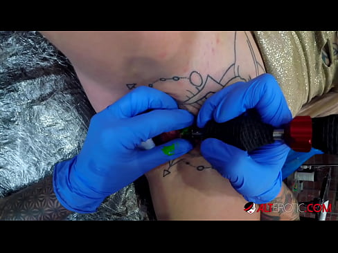 ❤️ Экстремально татуированная красотка Sully Savage сделала татуировку на клиторе ☑ Порно видео на torbld.link ❌❤